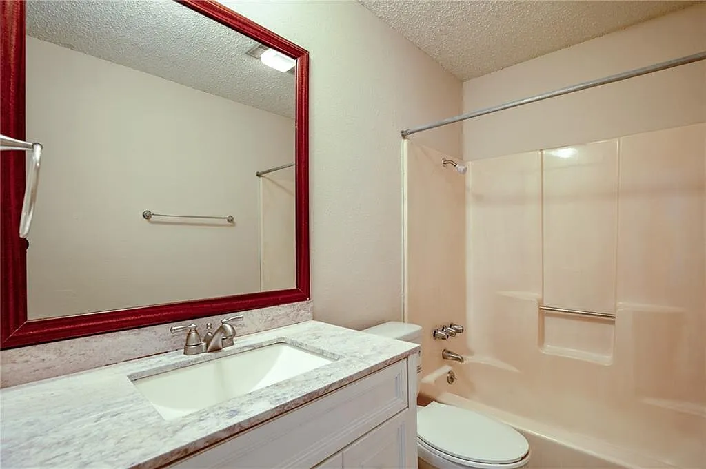 3 bed, 1900 sqft, $1,595 — Photo 3