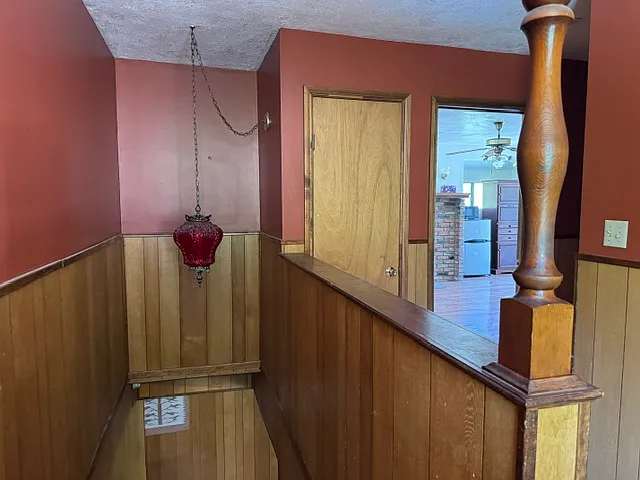 ALCOVE ON THE UPPER LEVEL.