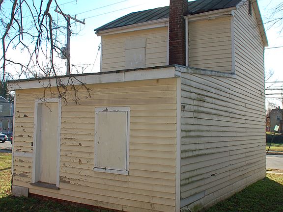 4th image of 317 Charles St