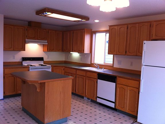 Spotlessly Clean with Range, Dishwasher, Fridge & Garbage Disposal