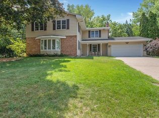 2427 Farrington Cir, Roseville, MN 55113