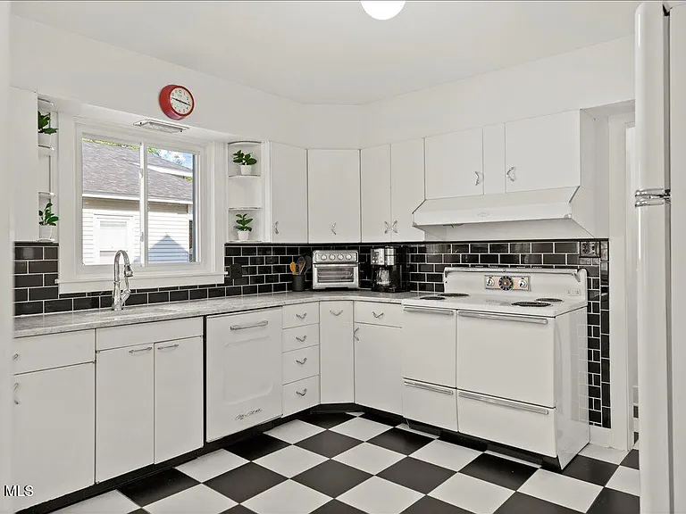 162 Lake Ave — Photo 12