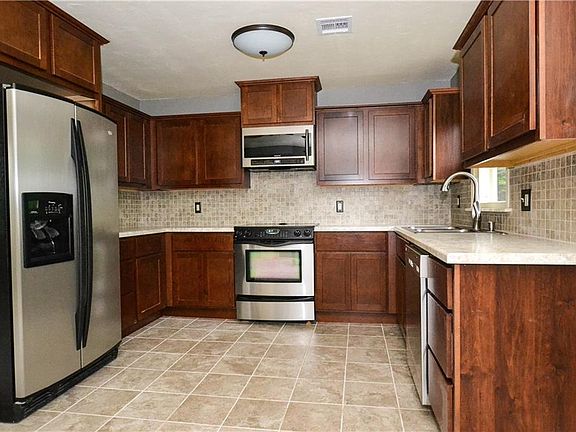 2nd image of 415 W 1st St