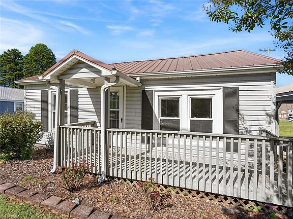 3rd image of 24 Forest Hill Rd