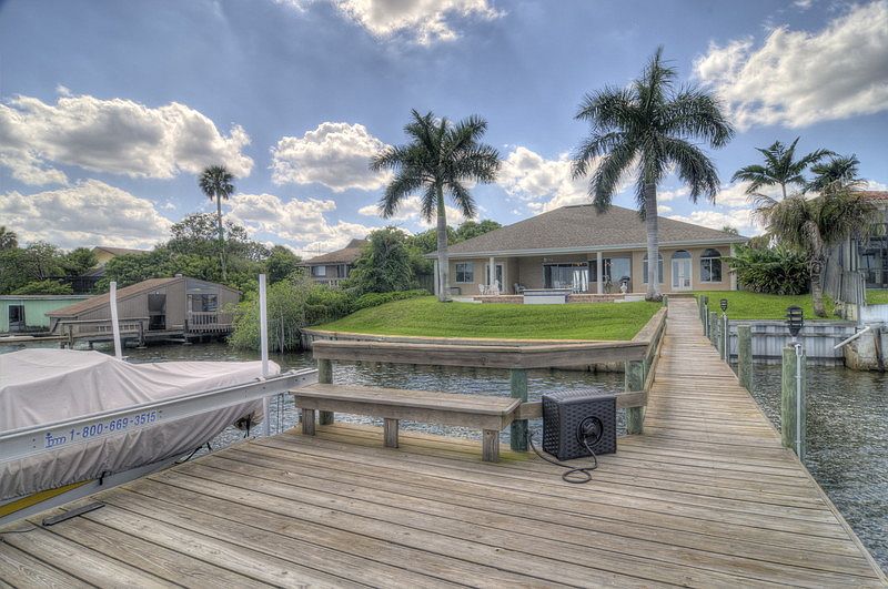 10 thousand pound lift and dock
						:
						9 feet water depth. bring the sailboat too!
