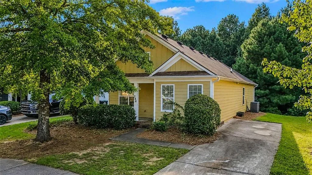 3 bed, 2.0 bath, 1306 sqft, $1,900 — Photo 1