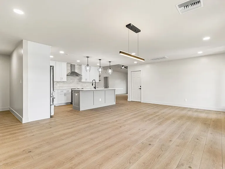 1911 Princess Ct — Photo 8