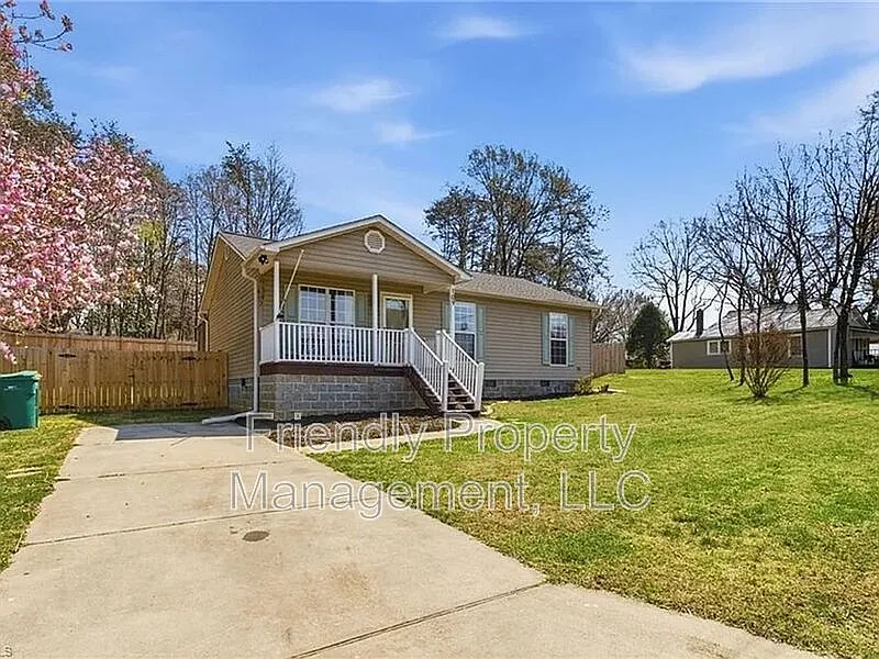 3 bed, 2.0 bath, 1120 sqft, $1,695 — Photo 2