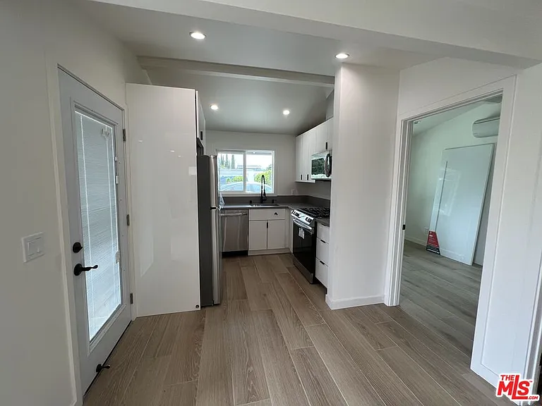 6503 Geyser Ave — Photo 9