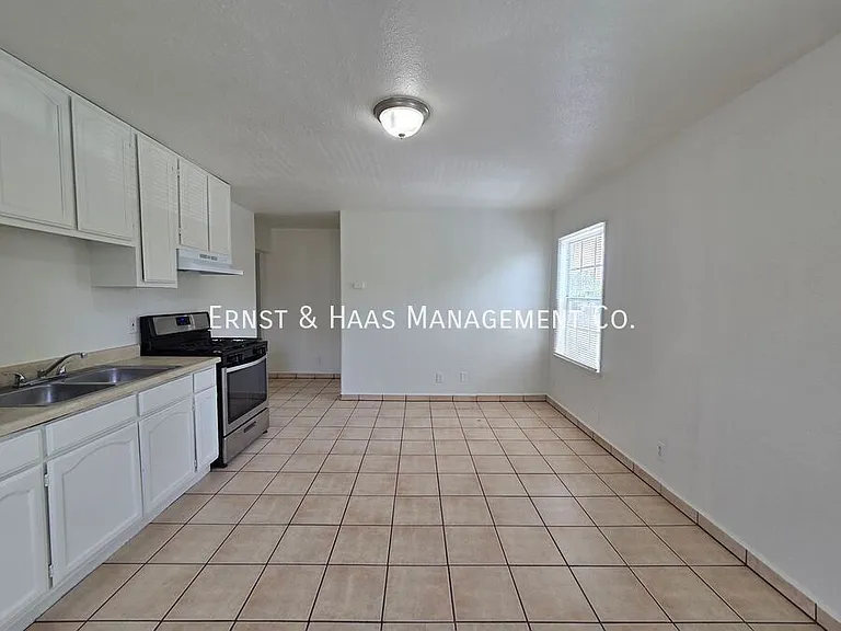 2035 Pine Ave #7 — Photo 3