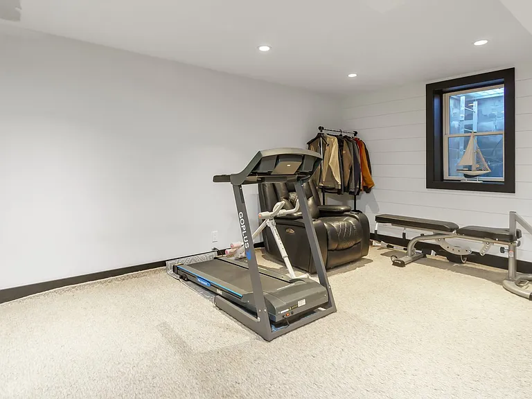 66 Crystal Dr — Photo 17