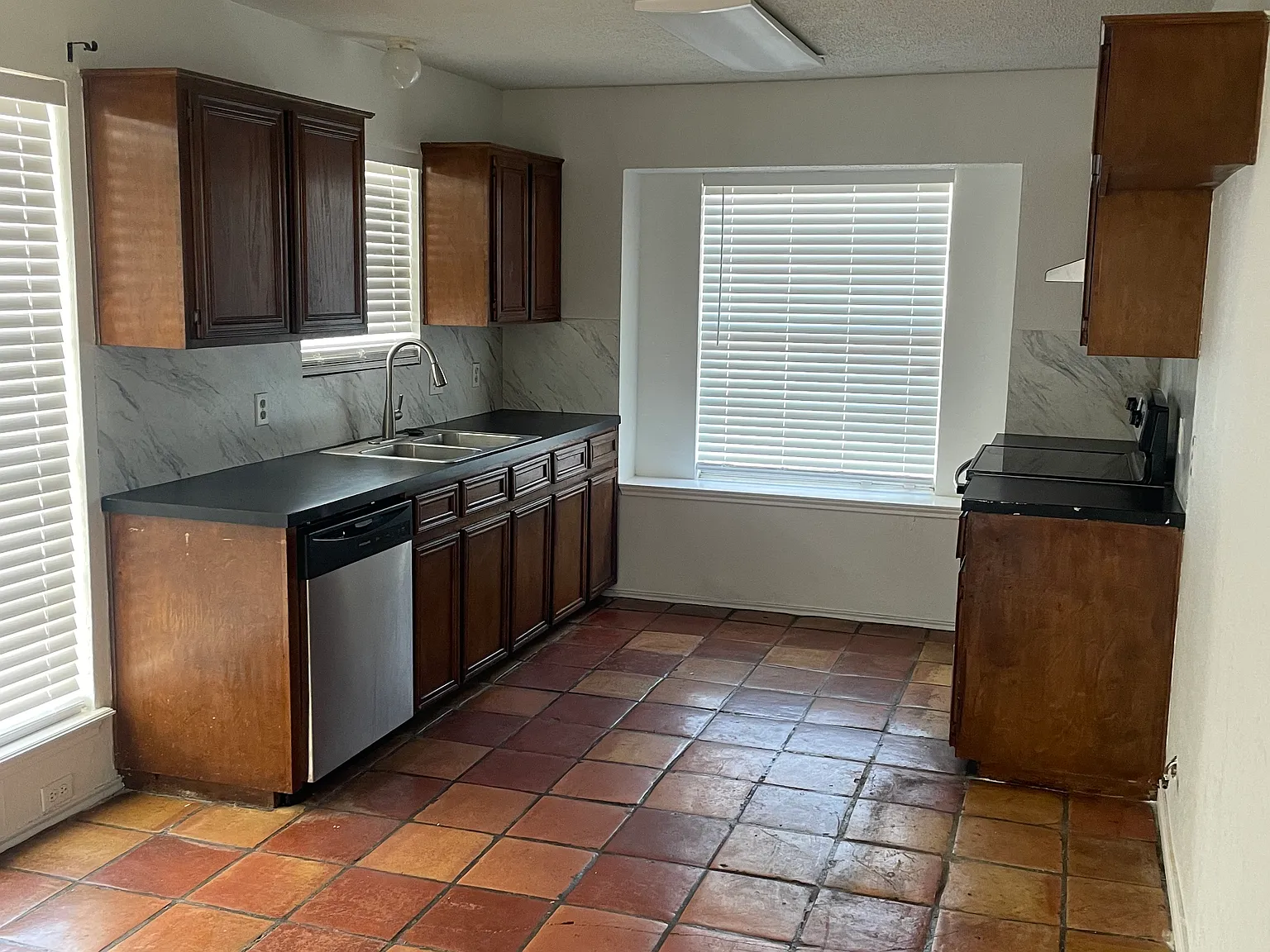 3 bed, 1219 sqft, $1,800 — Photo 2