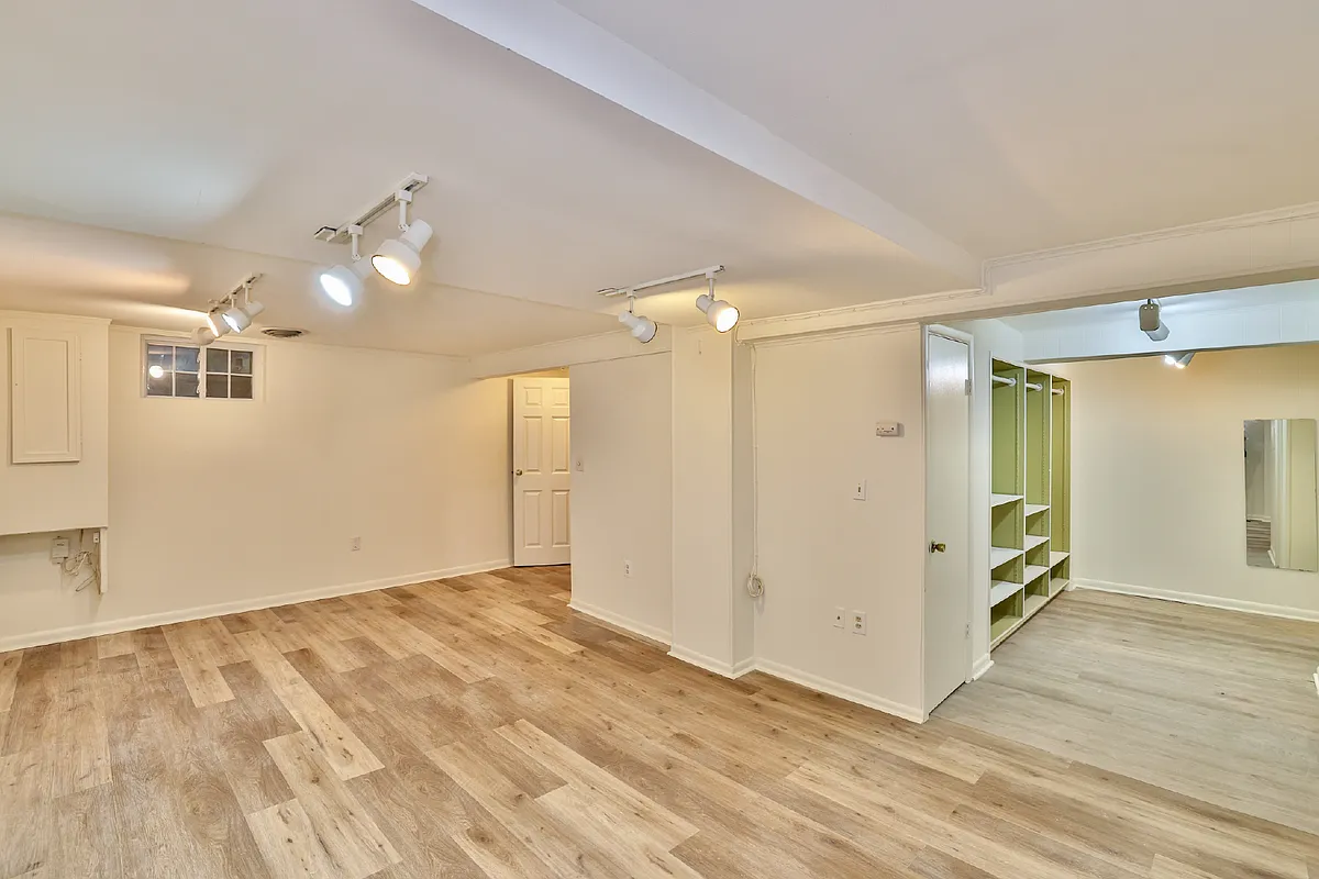 Building Photo - 608 Cloverfield Pl