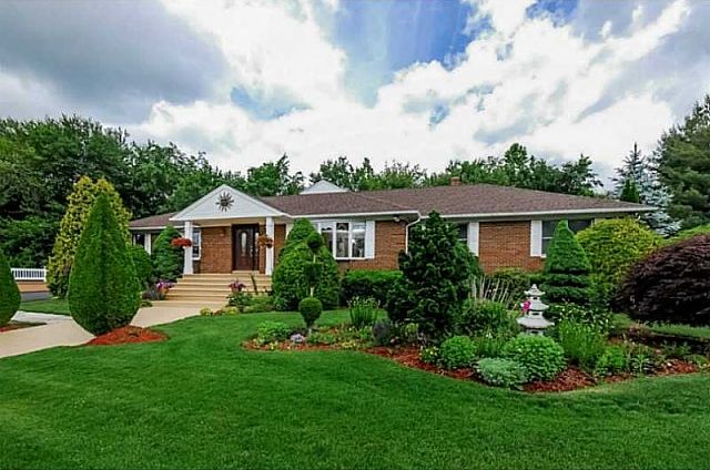1st image of 15 Albert Dr