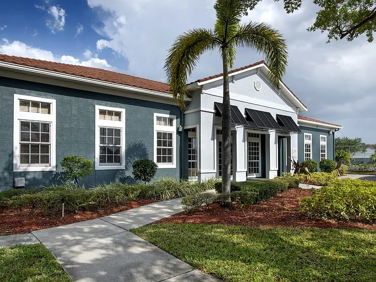 Sunny Lake Apartments — Photo 4