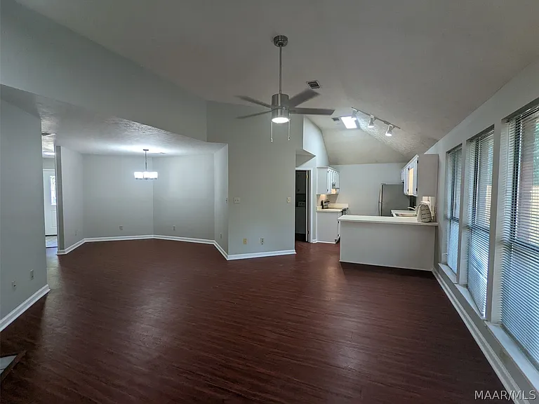 191 S Burbank Dr — Photo 3