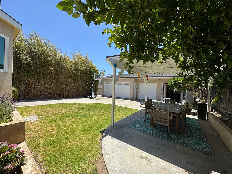 1740 Mathews Ave — Photo 29