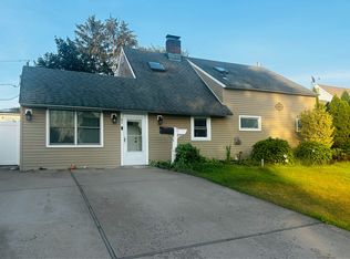 21 Potter Ln, Levittown, NY 11756