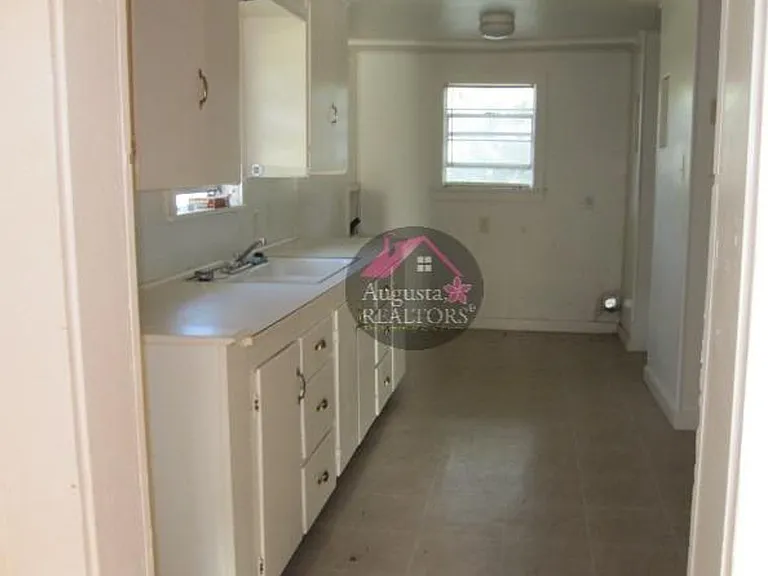 501 & 1/2 S Ash St — Photo 3