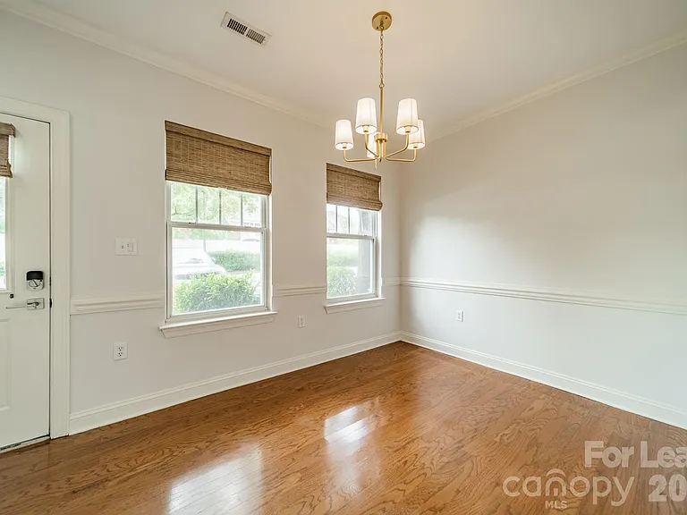 642 E 9th St — Photo 16