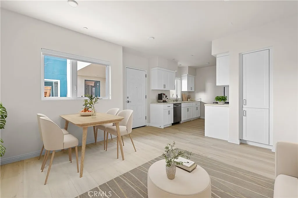 2 bed, 734 sqft, $4,404 — Photo 3