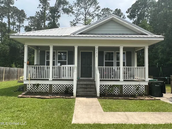 231 Pompano St, Waveland, MS 39576