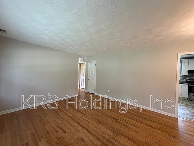 105 Janet Dr — Photo 2