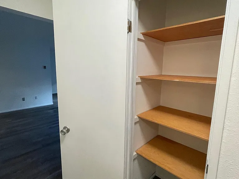 1004 E South St #6 — Photo 12