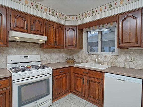 3rd image of 6788 Larchmont Dr