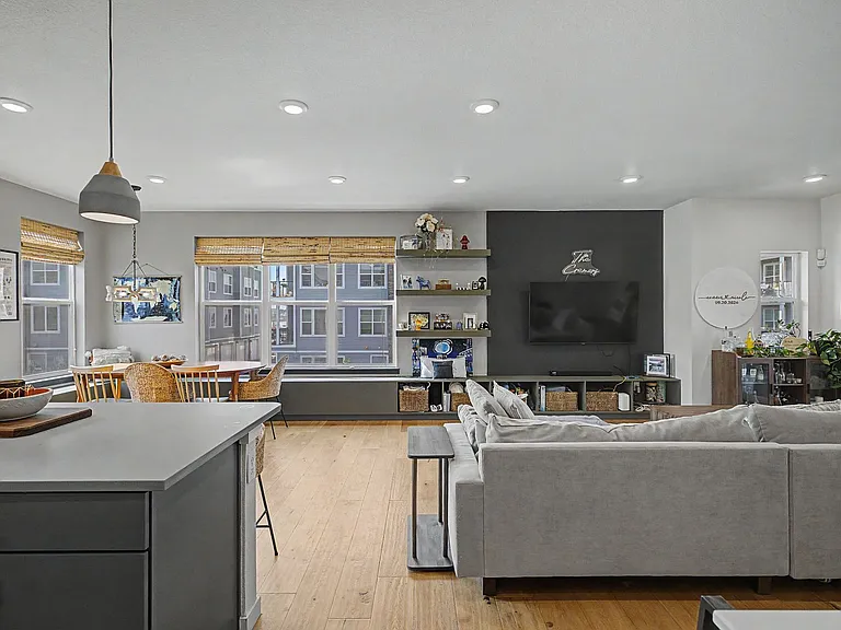 570 W Amherst Ave — Photo 16