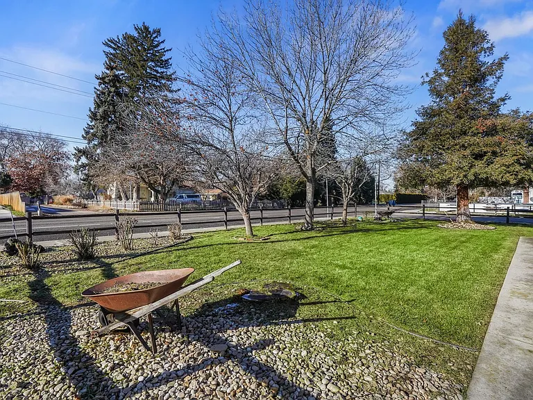 101 E Woodvine St — Photo 15