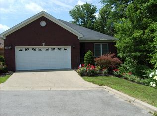 8400 Sunny Knoll Ln, Louisville, KY 40299