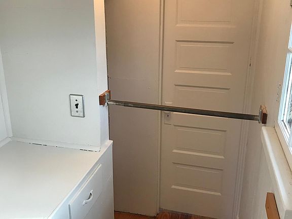 4th image of 443 W 32nd St