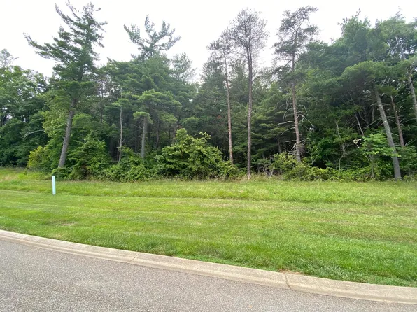 27 Summit Dr, Rocky Mount, VA 24151