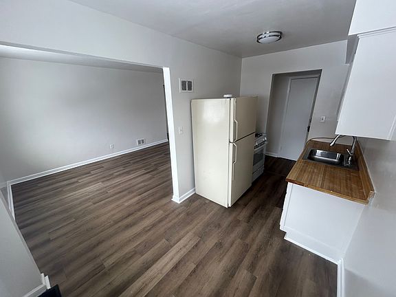 2nd image of 2616 Newport Ave #5