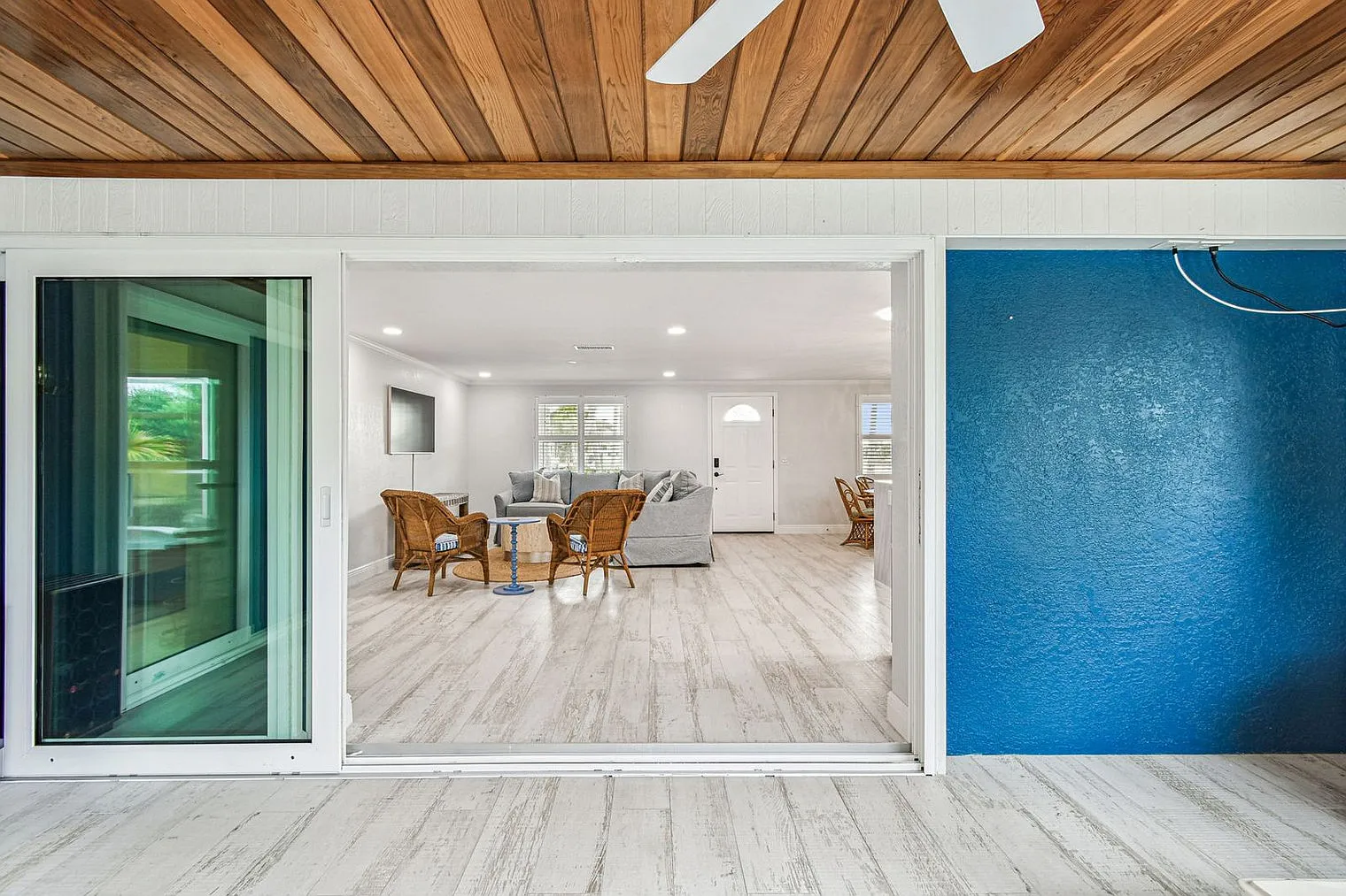 2 bed, 2.0 bath, 1377 sqft, $6,750 — Photo 4