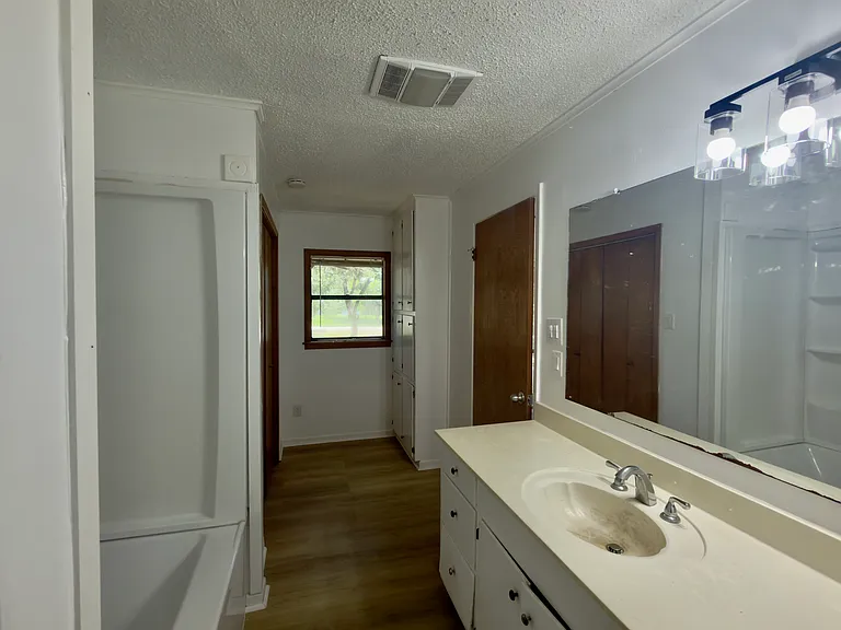 1603 E Main St — Photo 4