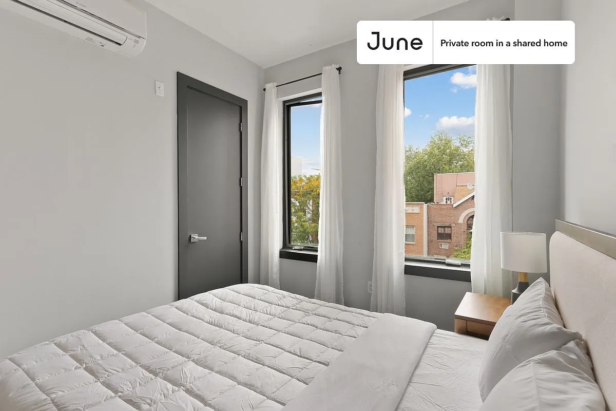Queen bedroom in 4 bed/2 bath home in Bedford-Stuyvesant #733 B — Photo 3