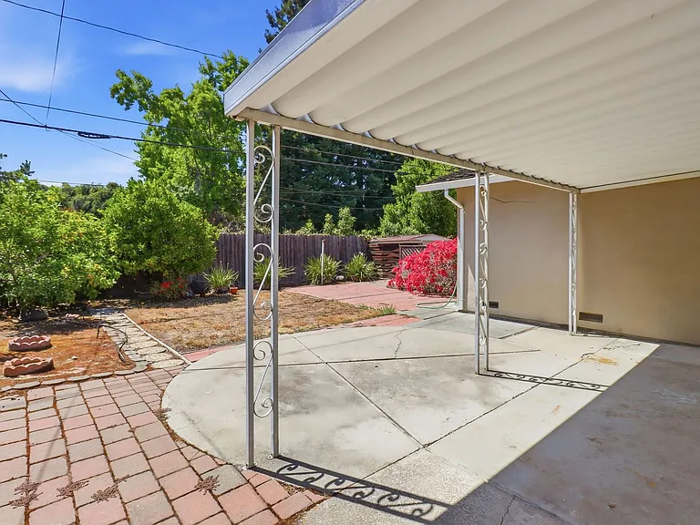1571 Finch Way — Photo 32