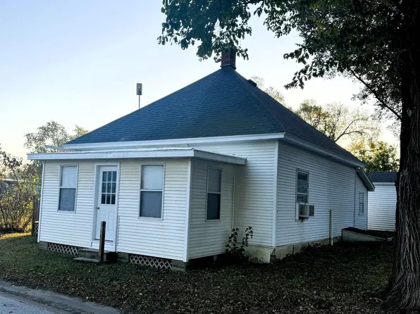305 S Oak St, Bath, IL 62617