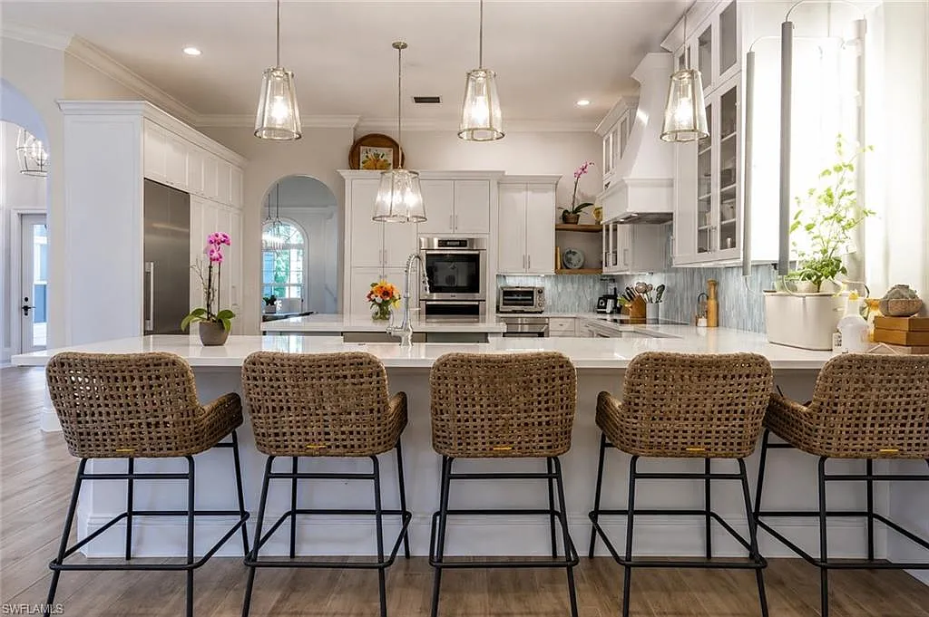 5 bed, 4.5 bath, 3786 sqft, $6,400 — Photo 3