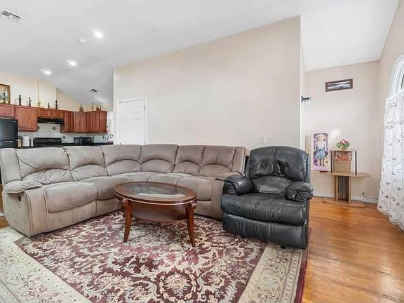 4th image of 152 Virginia Ave #B