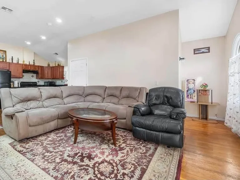 152 Virginia Ave #B — Photo 4