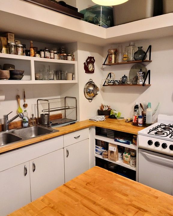 2nd image of 820 W 19th St #1F