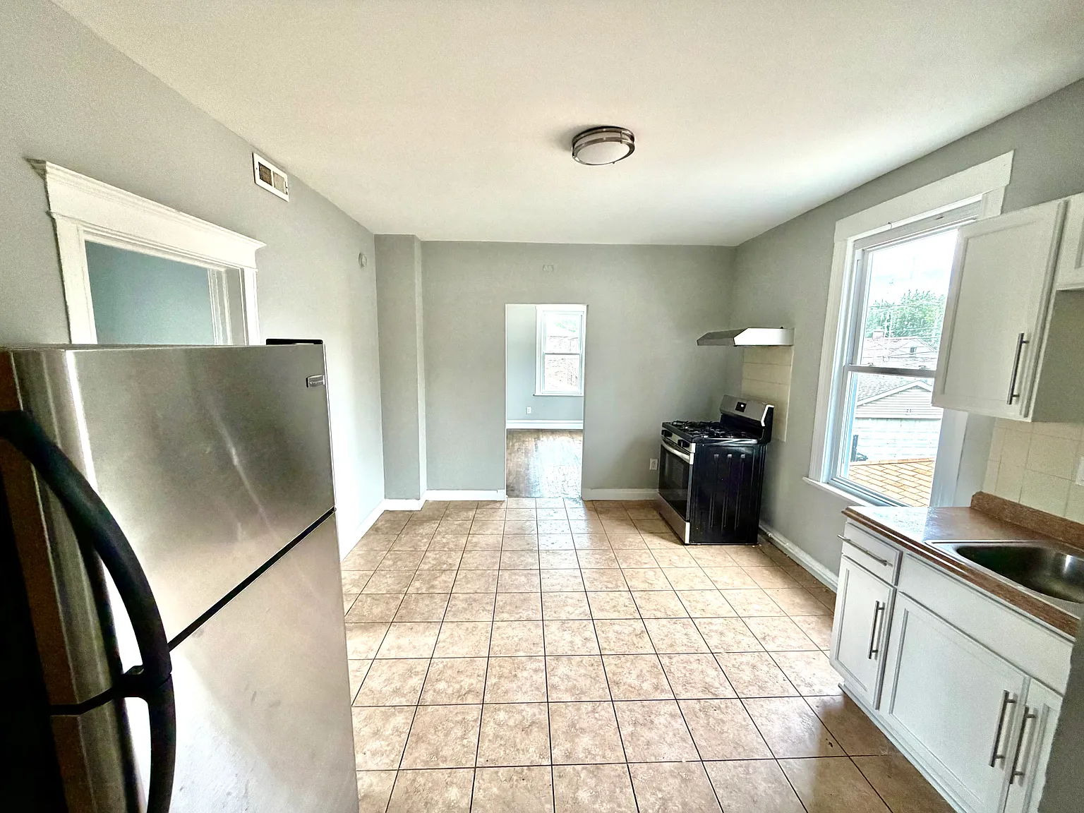 2 bed, 850 sqft, $1,495 — Photo 2