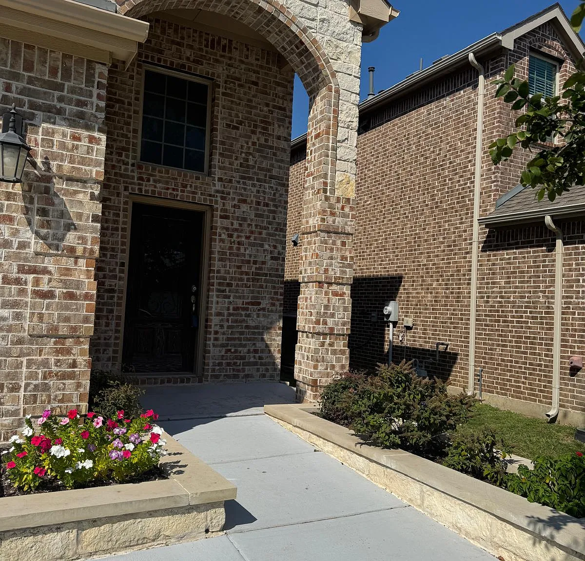 3 bed, 2.5 bath, 2213 sqft, $2,500 — Photo 2