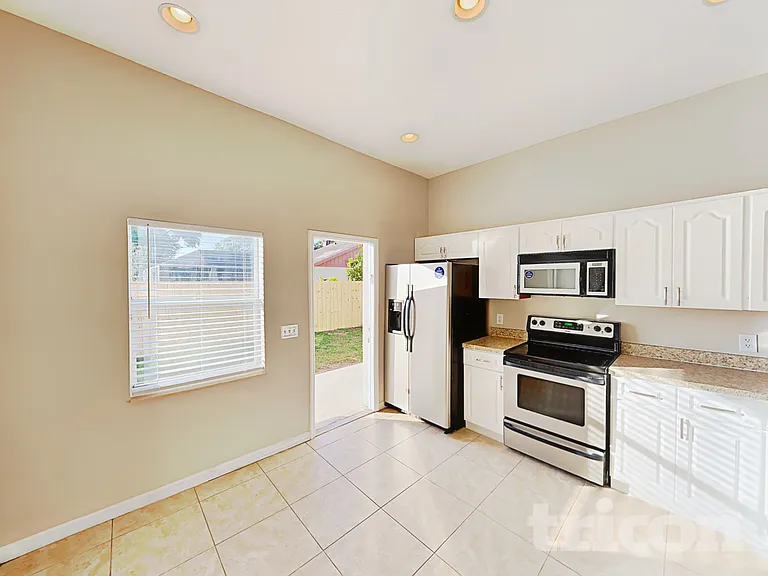 13305 Silvercreek Dr — Photo 2