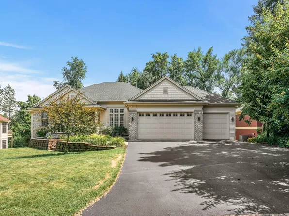 442 Vadnais Lake Dr, Vadnais Heights, MN 55127