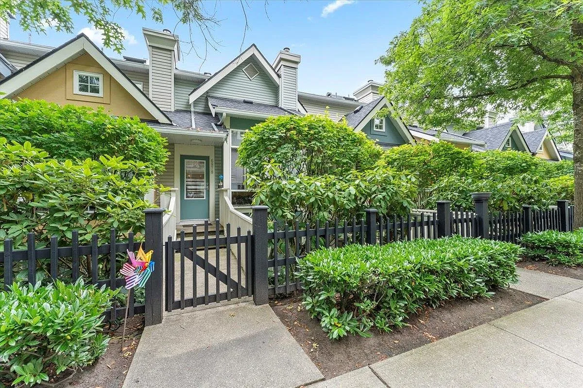 6878 Village Grn photo 1