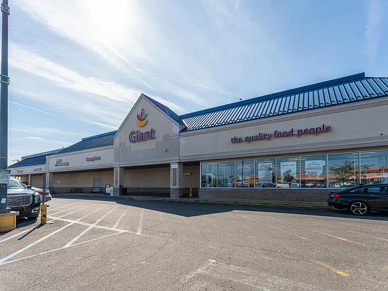 Giant grocery store in walking distance!